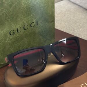 Gucci Sunglasses includes case, cleaning cloth and Gucci shopping bag